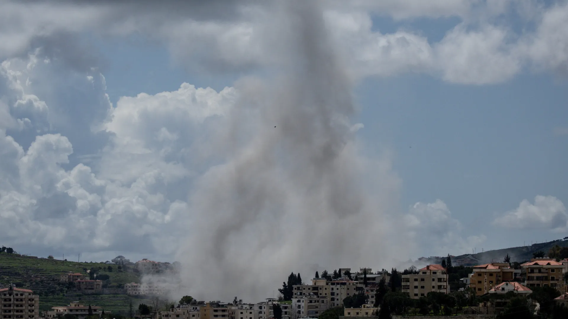 Um paramédico morto e quatro feridos em novo ataque no Líbano