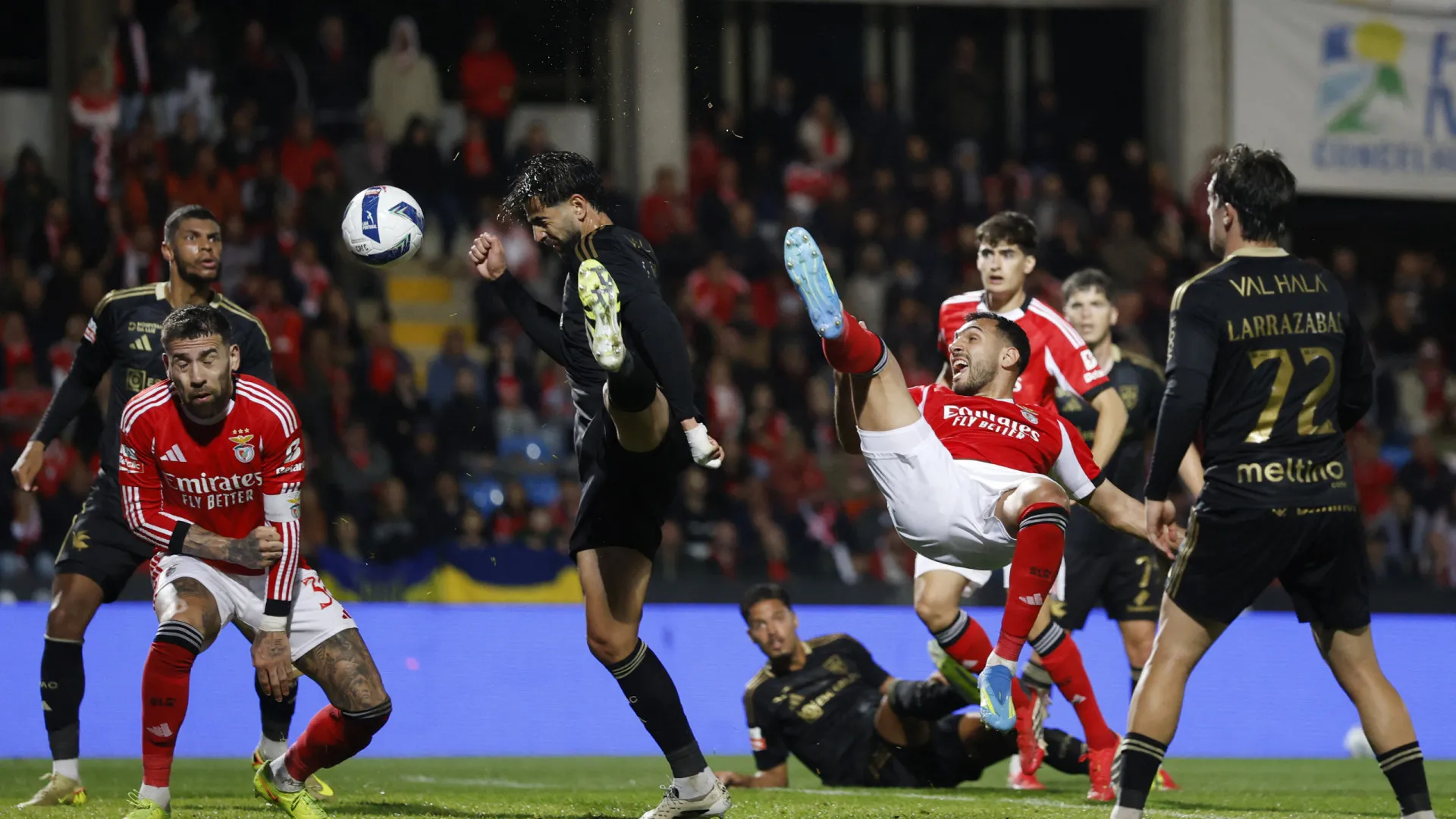 Lei do ex deixa Benfica mais longe do título com empate ante Casa Pia