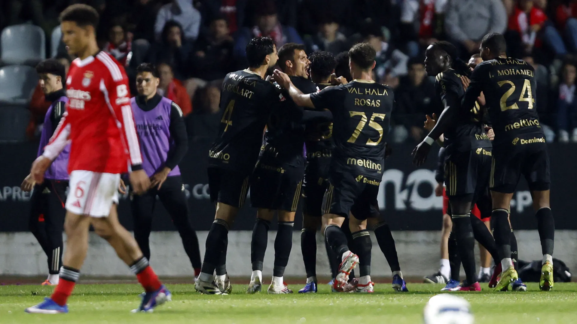 Benfica de poucas ideias volta a escorregar e vê título por um canudo