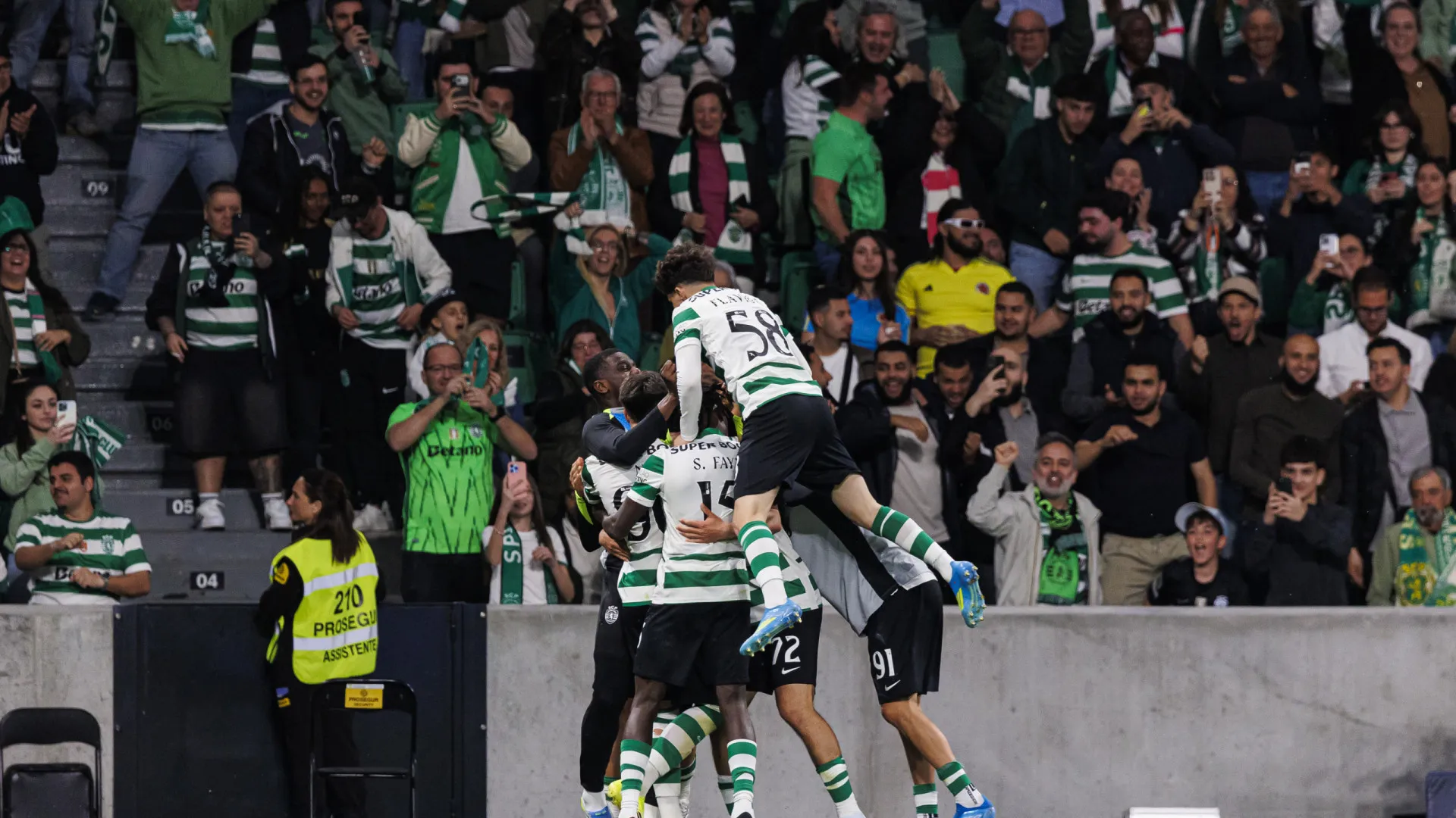 Sporting vence e aproveita deslizes de Benfica e FC Porto