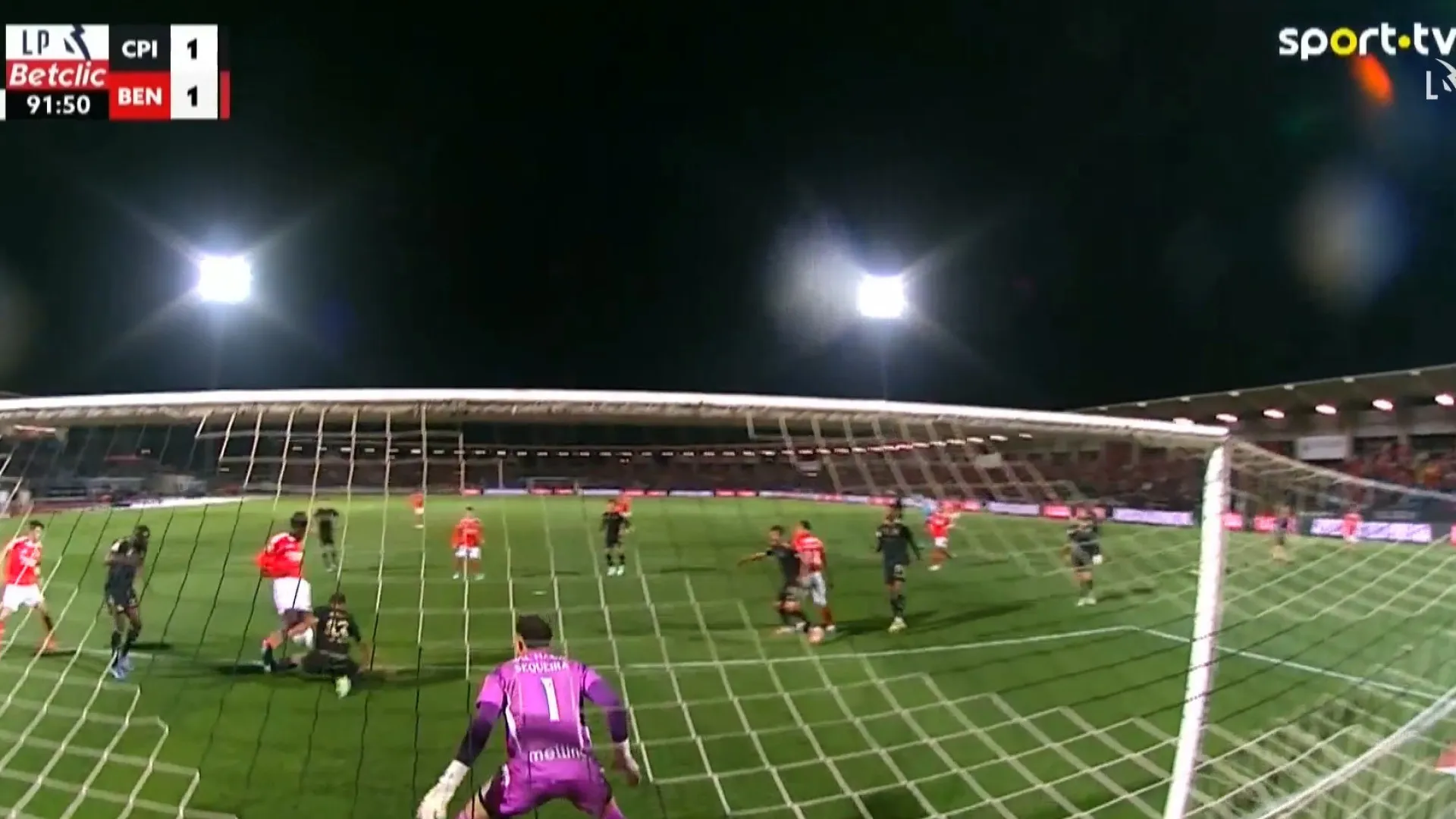 
                    Benfica e Anísio Cabral pediram penálti neste lance frente ao Casa Pia
                