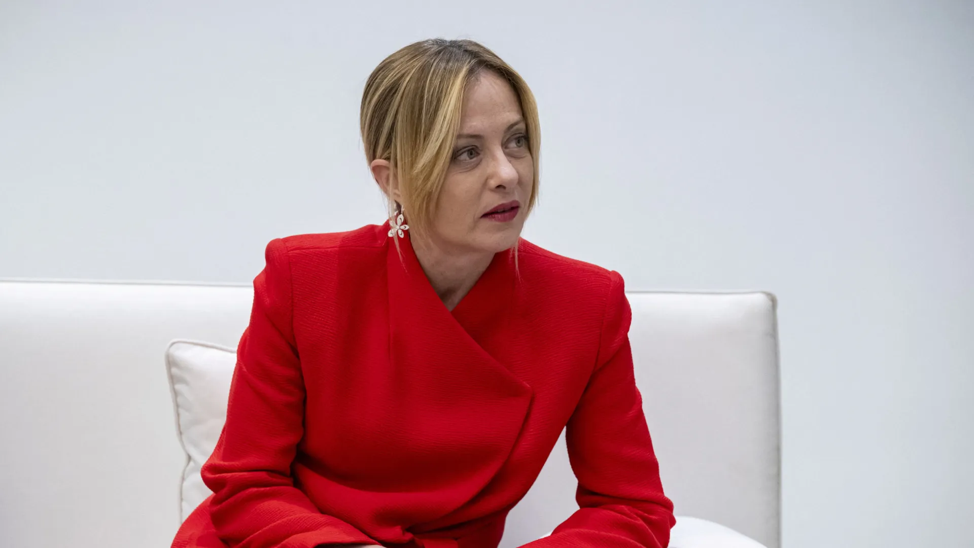 
                    Meloni acusa jornais de má-fé após publicação de foto com mafioso
                