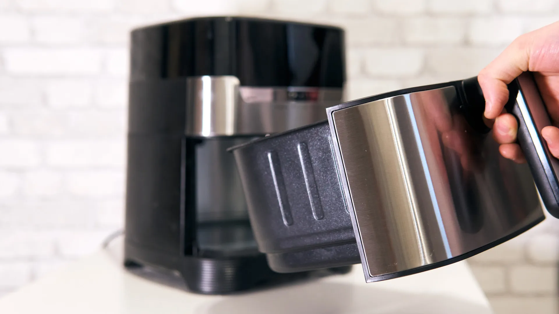 
                    Tem de começar a limpar a sua air fryer assim. 