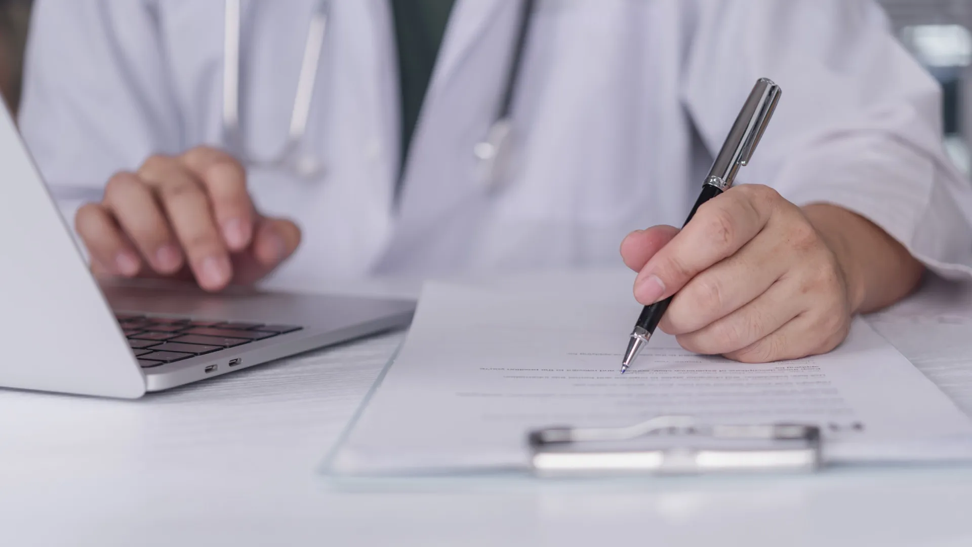 
                    Médico expõe vídeo de bebé encontrado morto nos Açores. Inquérito aberto
                