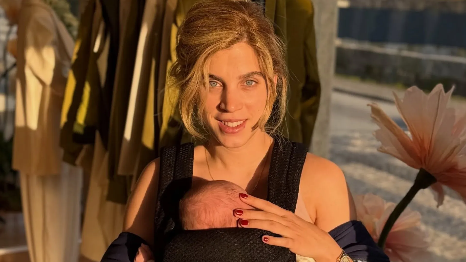 
                    Vânia Sá indignada por fãs tocarem na filha bebé na rua. 