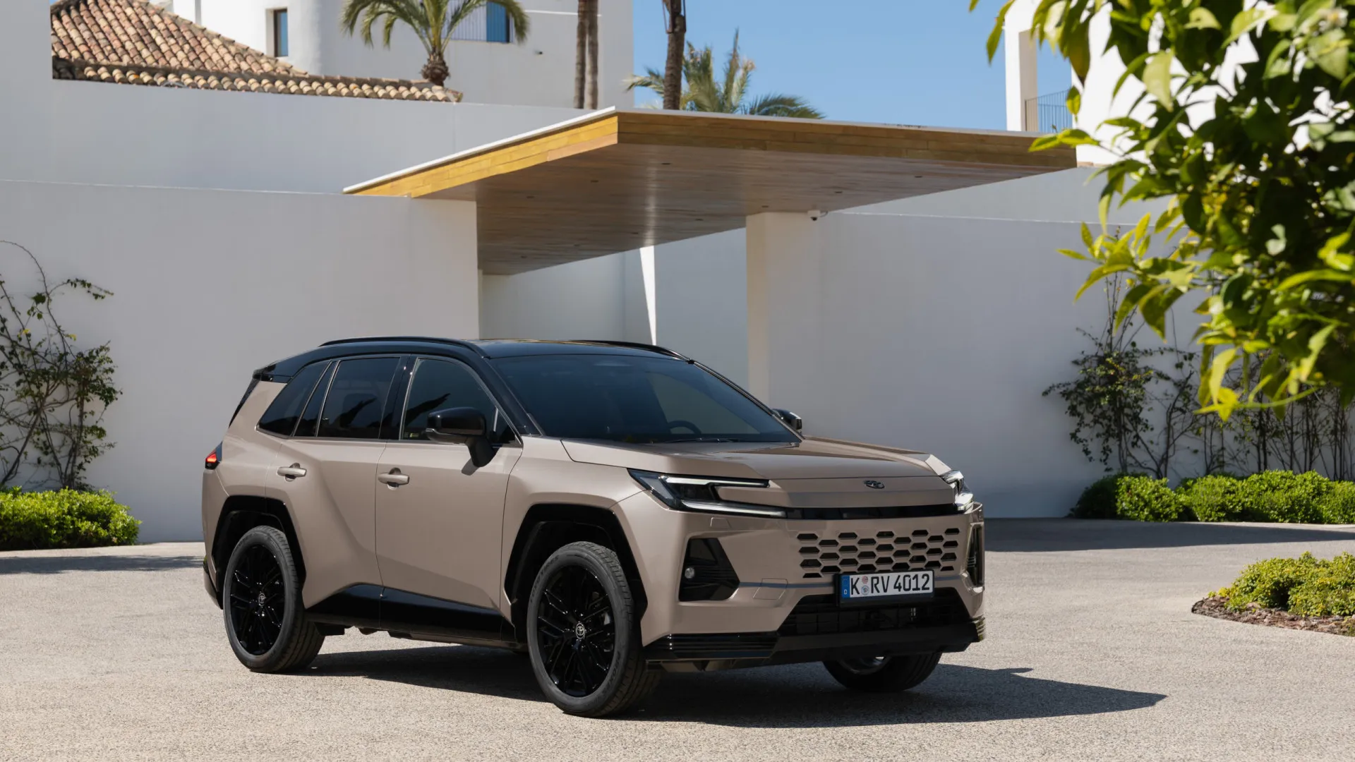 
                    Novo Toyota RAV4 está a chegar. Será híbrido plug-in com até 304 cv
                