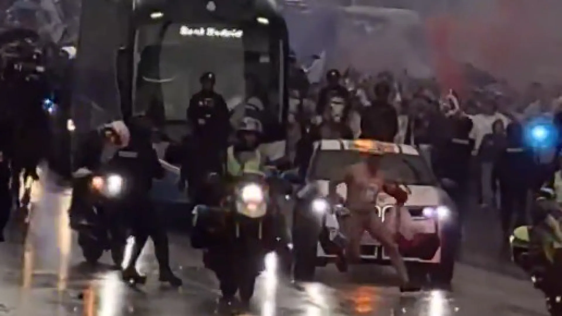 Surreal. Homem nu atravessa-se à frente do autocarro do Real Madrid