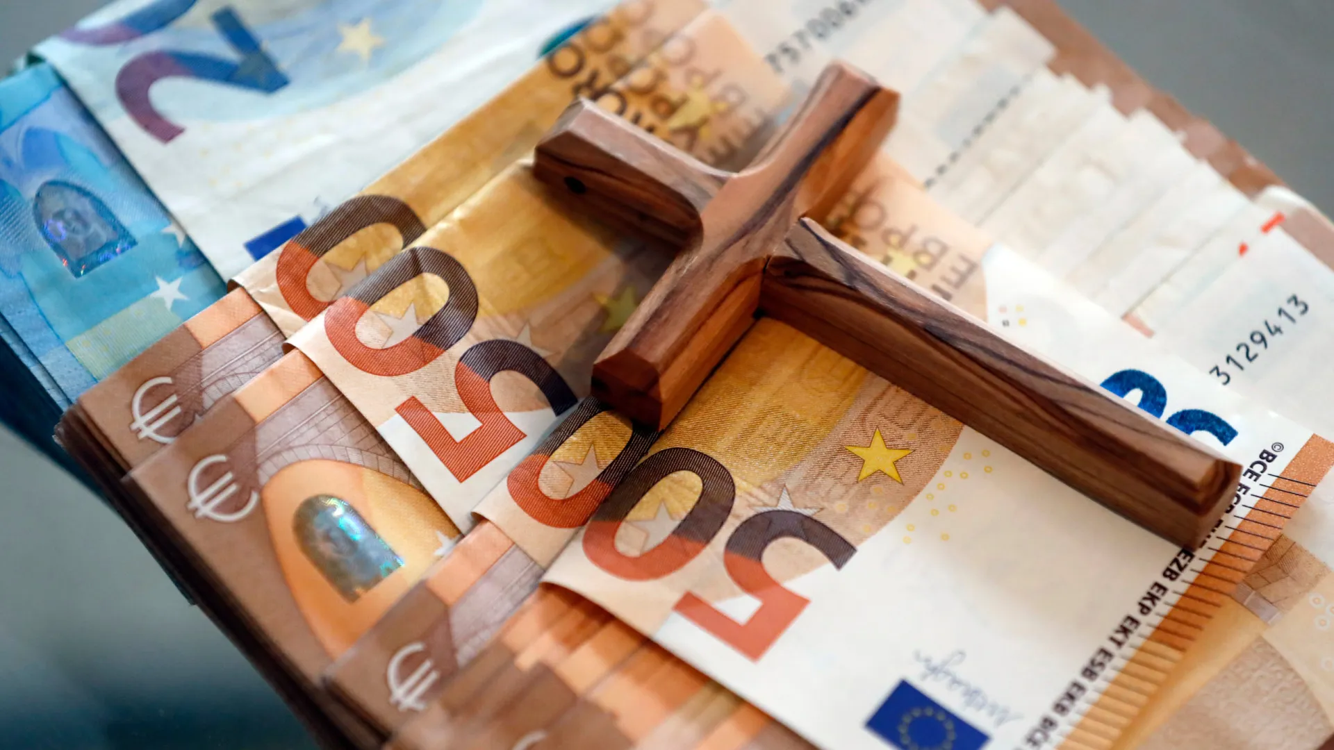 
                    Indemnizações não escapam: Fisco vai taxar vítimas de abusos da Igreja
                