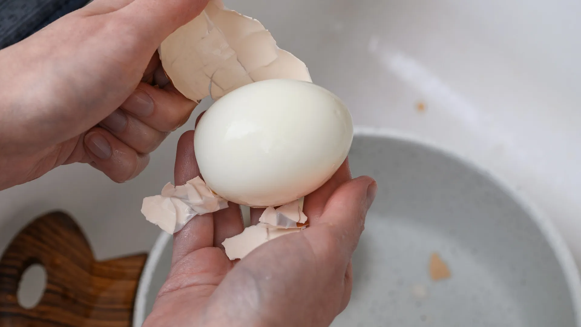 
                    Como descascar os ovos cozidos facilmente (e sem perder a paciência)
                