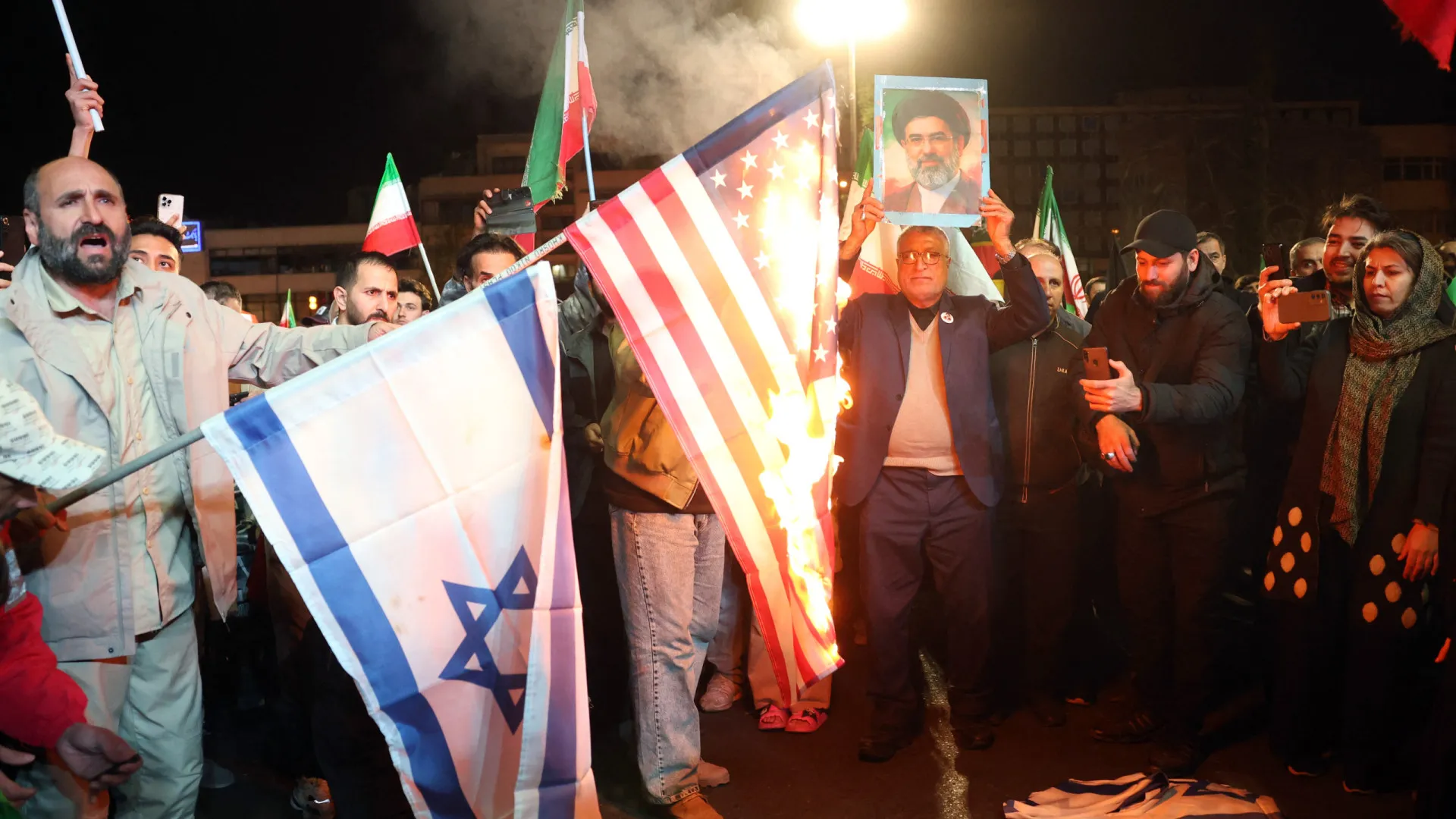 Iranianos celebram tréguas (e queimam bandeiras dos EUA e Israel). Veja