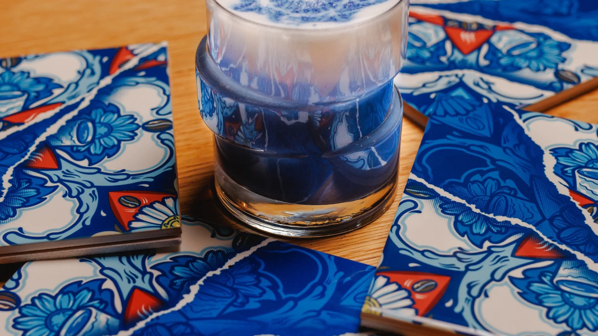 Out of the Blue Latte: O novo café azul que chegou com uma peça exclusiva