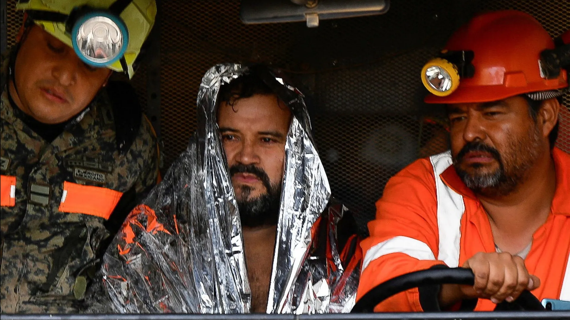 
                    Trabalhador encontrado vivo 14 dias após mina desabar no México. Veja
                