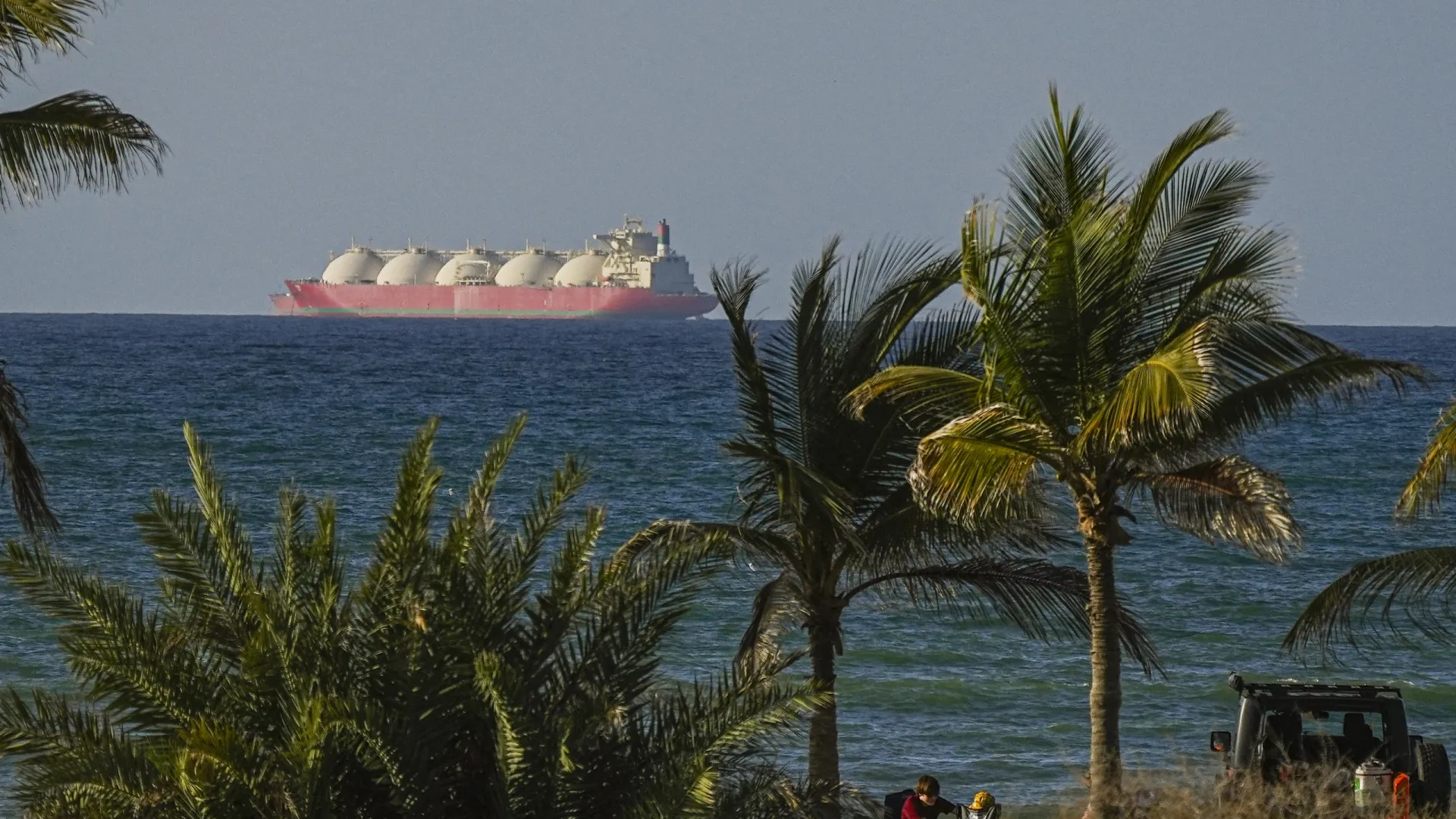 Mais de 200 petroleiros à espera de passar Estreito de Ormuz