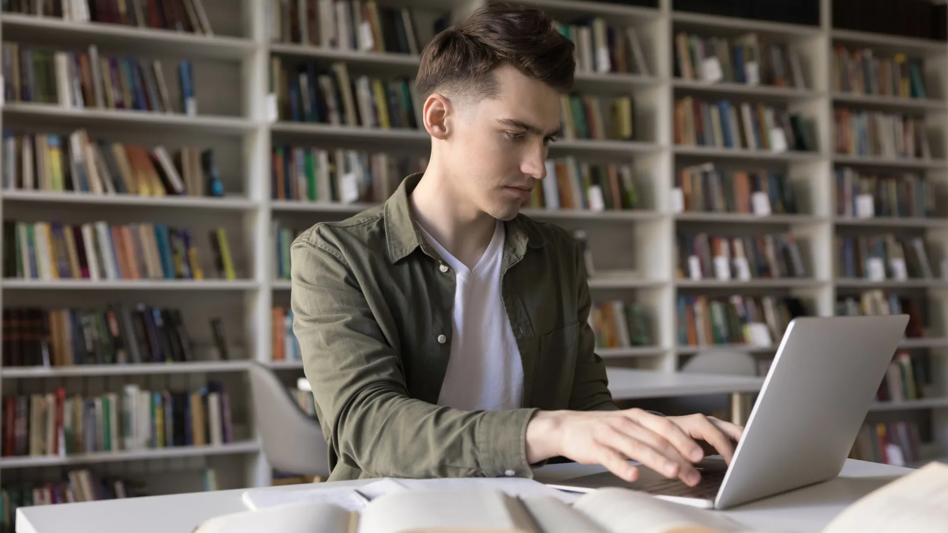 Maioria das universidades já adotou IA, mas capacidade continua atrasada