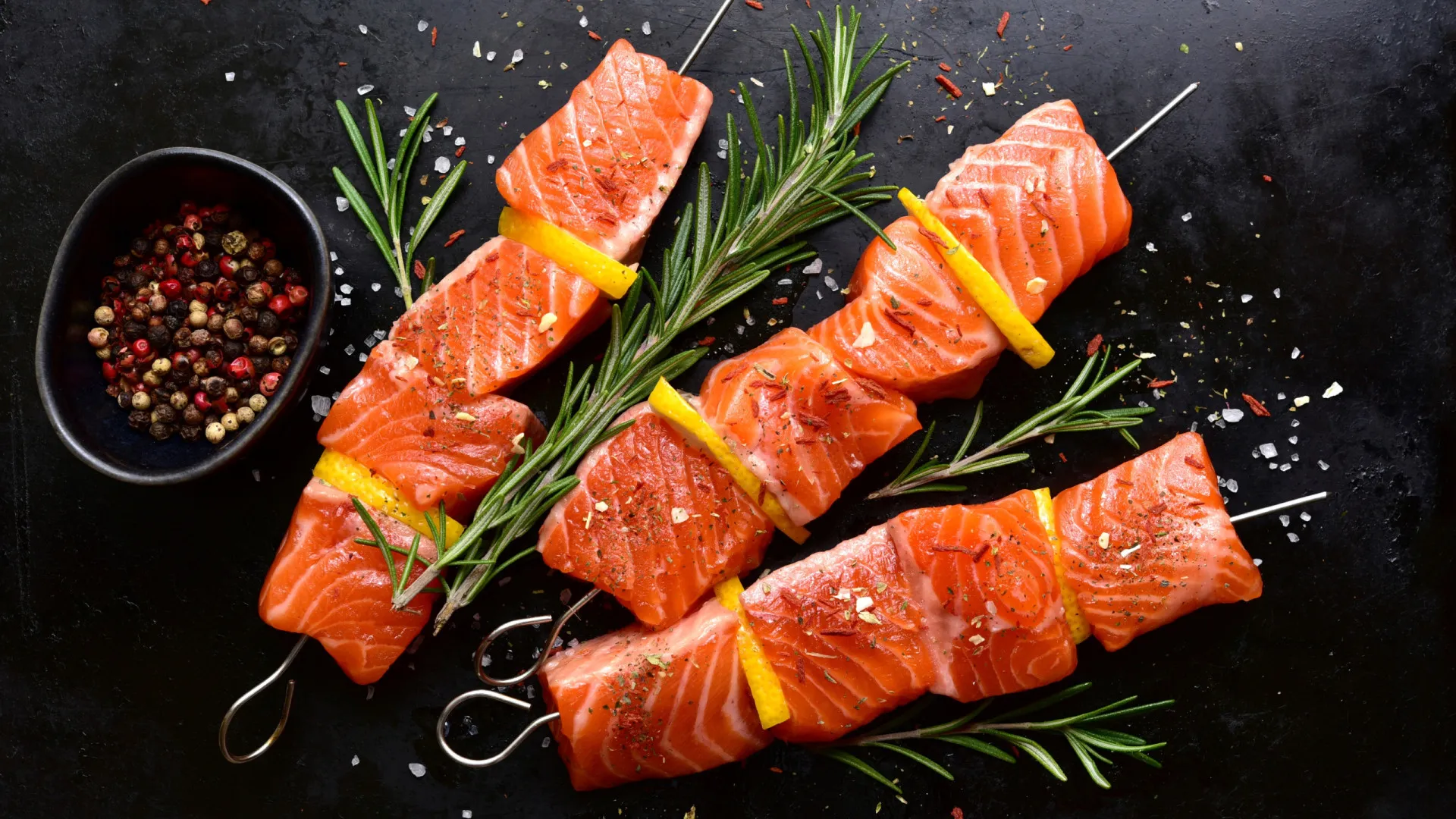 Do mar para a mesa: Eis a receita (mista) de espetadas de salmão
