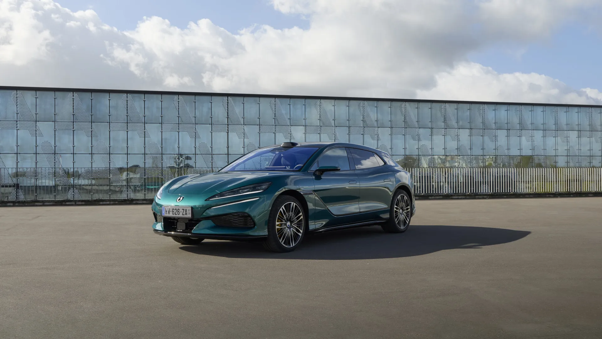 
                    Com 1.150 cv e carregamento em 9 minutos, Denza Z9GT estreia-se na Europa
                