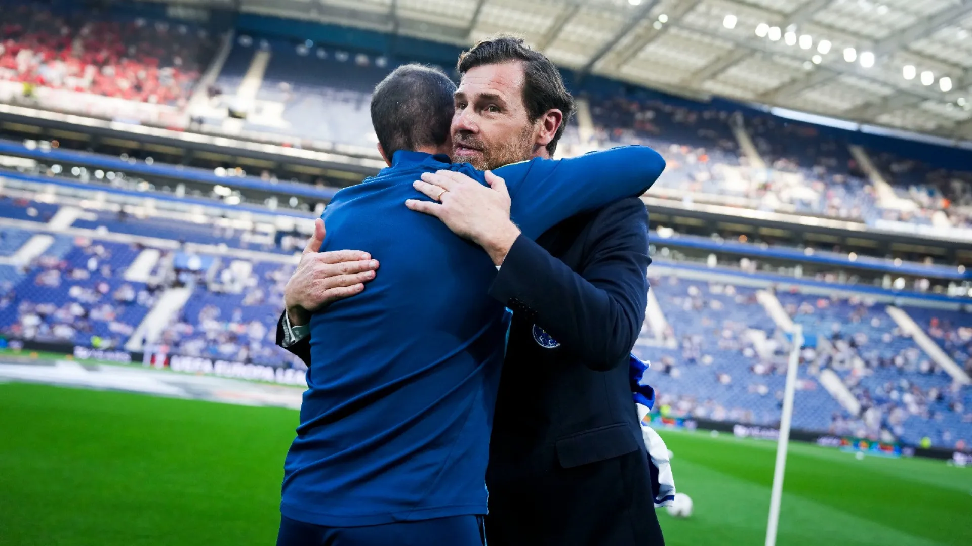 
                    Vítor Pereira homenageado no Dragão antes do FC Porto-Forest
                