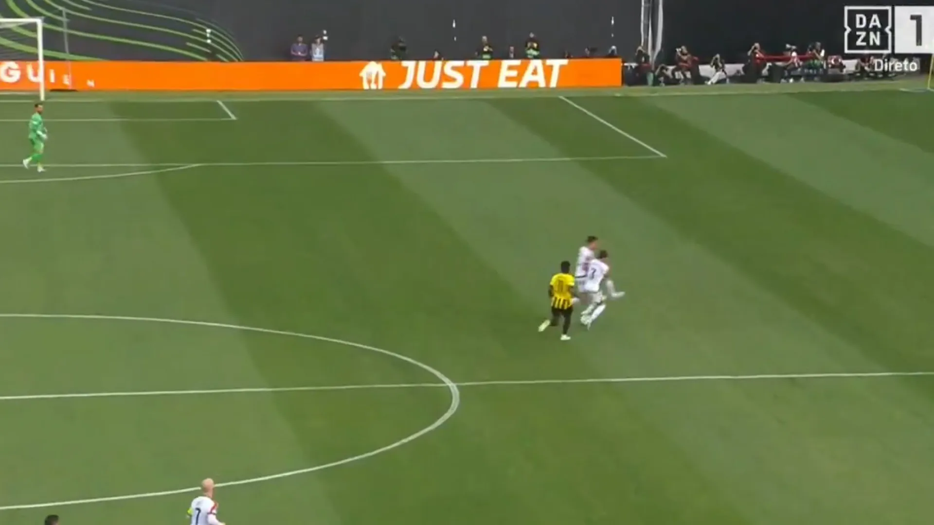 Só visto. Rayo Vallecano-AEK com lance dos apanhados na Liga Conferência