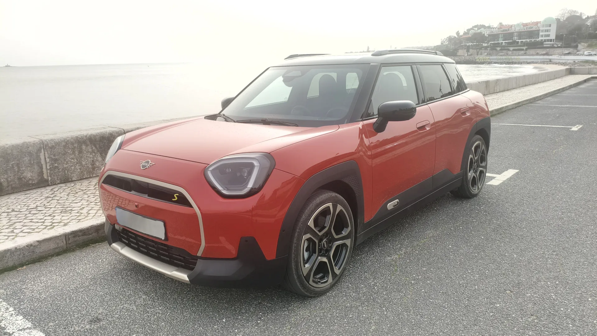 
                    Ao volante do MINI Aceman SE. Pode um MINI sê-lo com dimensões maiores?
                