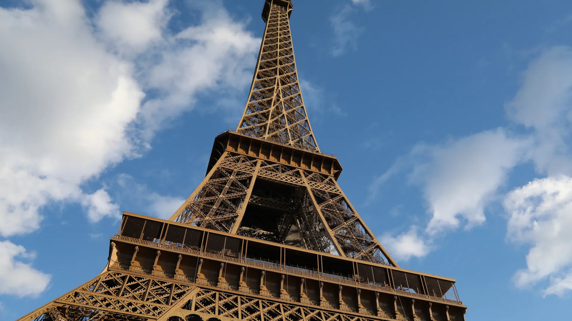Quer ter um pedaço da Torre Eiffel? Escadaria histórica vai a leilão