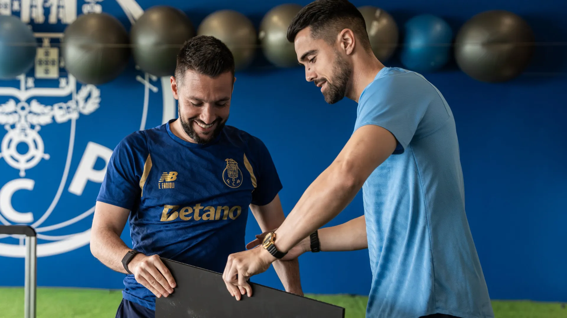 
                    FC Porto assinala data especial de Farioli (com direito a presente)
                