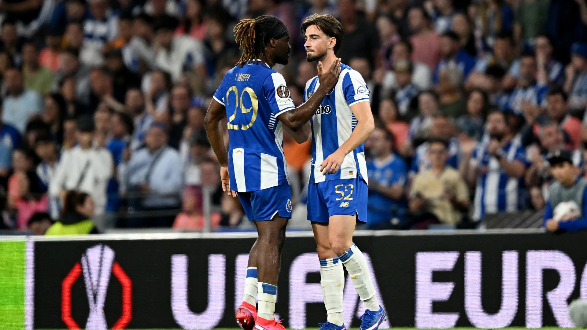 
                    FC Porto não deixa cair Martim Fernandes após desastre contra o Forest
                