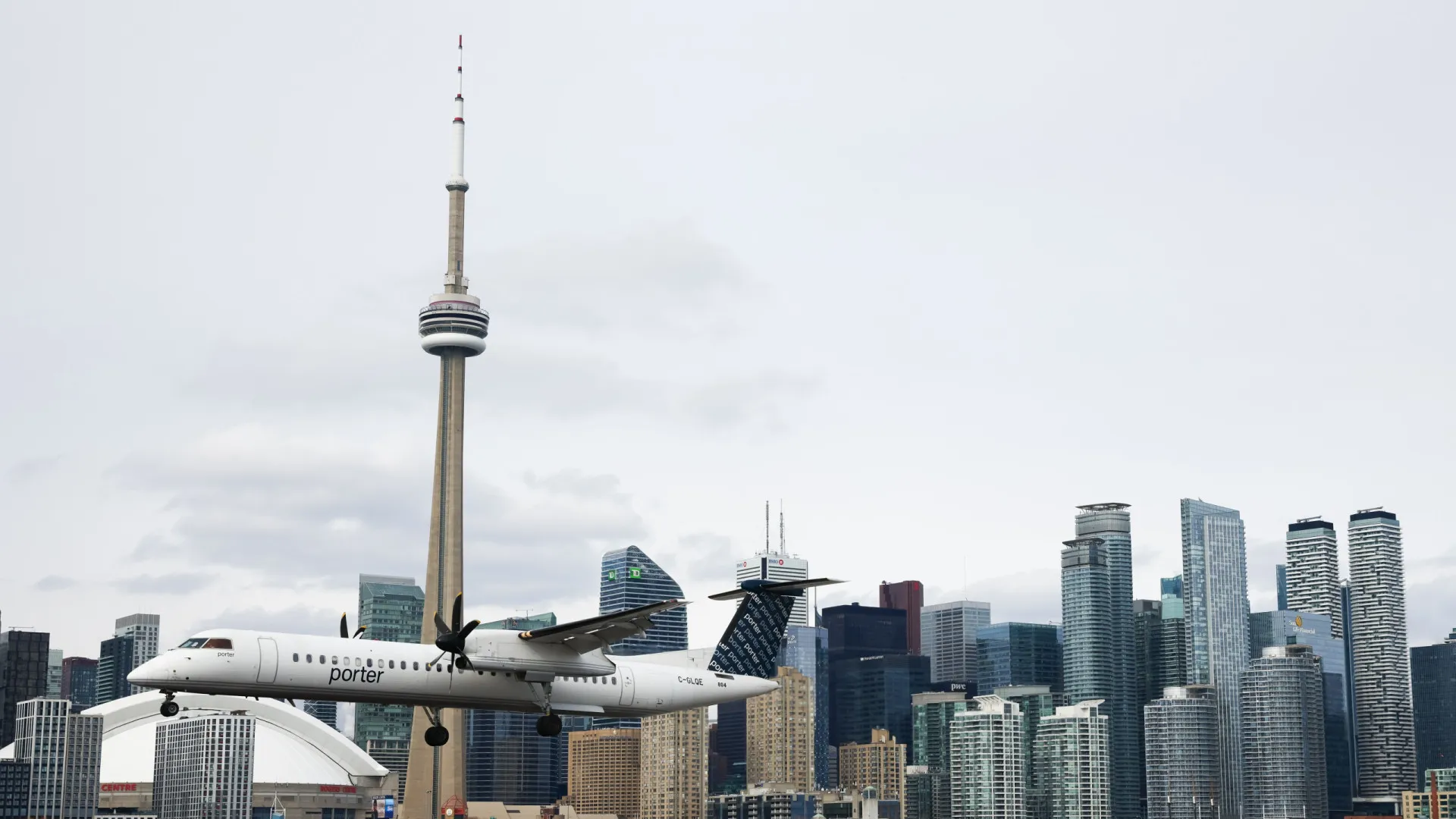 
                    Projeto de luso-canadiana oferece bolsas recheadas a mulheres em carência
                