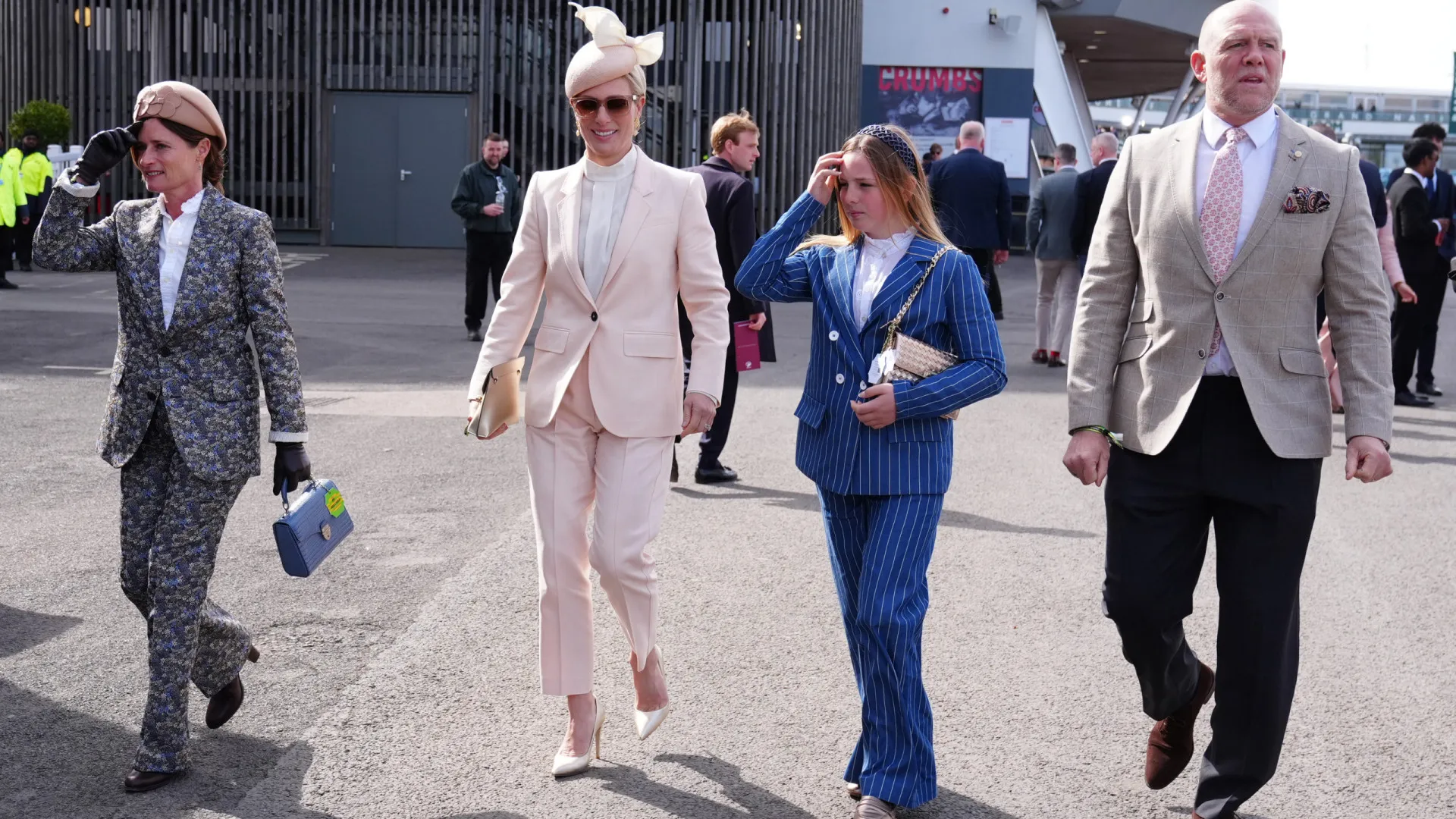 
                    Neta da princesa Ana dá nas vistas com look fashionista. Veja as imagens 
                