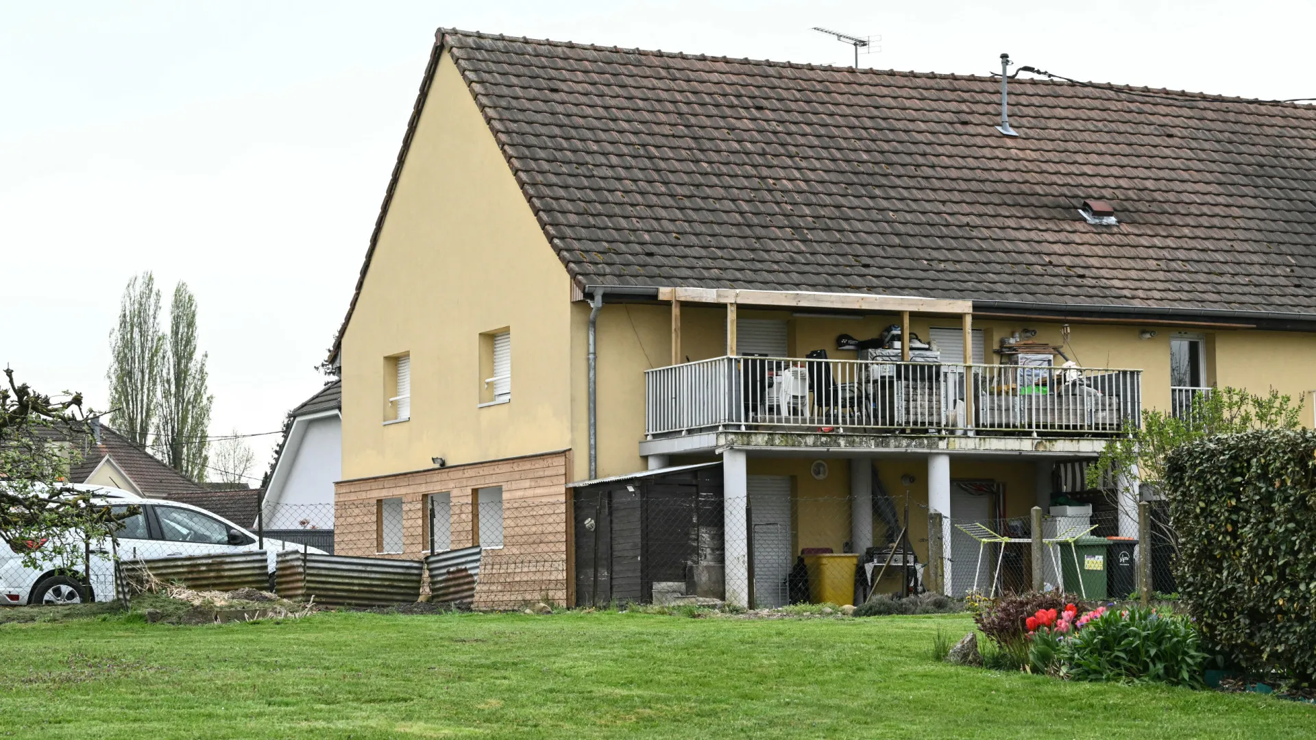 
                    Menino de 9 anos viveu um ano trancado numa carrinha. Caso choca França
                