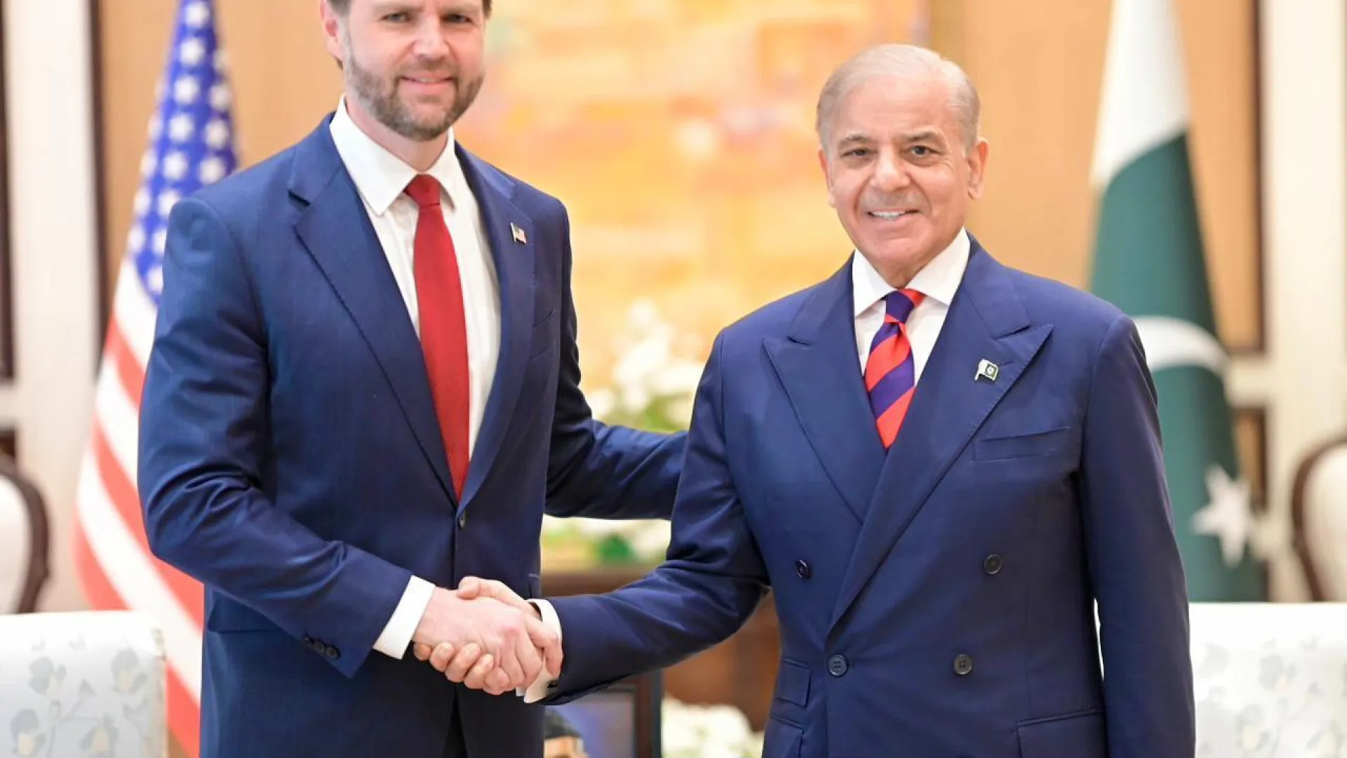 
                    Primeiro-ministro paquistanês reuniu-se com JD Vance 
                