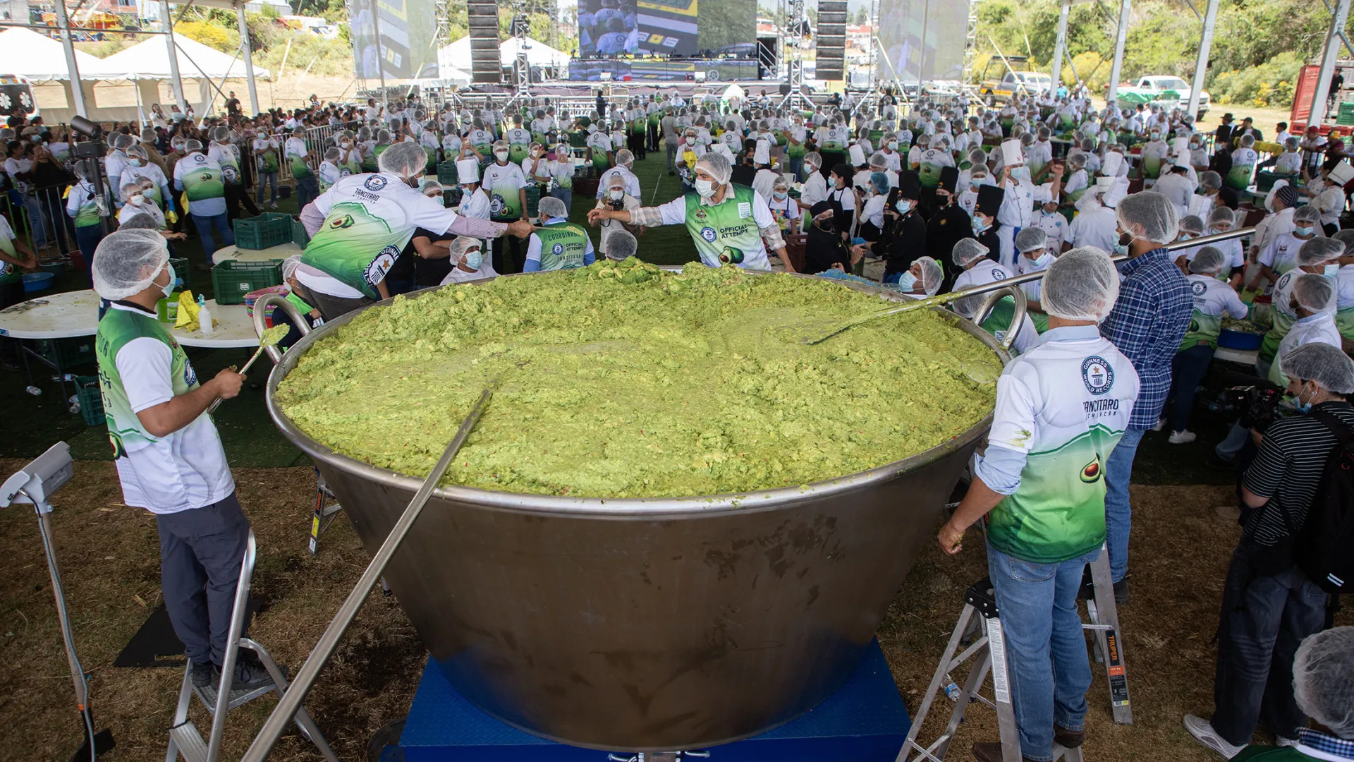 
                    Mais de 800 pessoas fazem 6.800kg de guacamole para bater recorde mundial
                