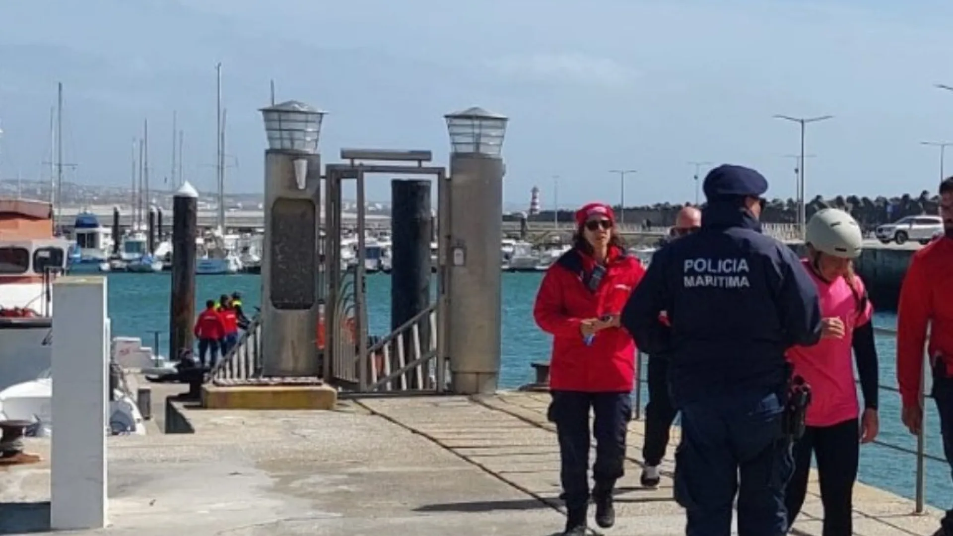 
                    Três pessoas resgatadas da água na praia da Peralta na Lourinhã
                
