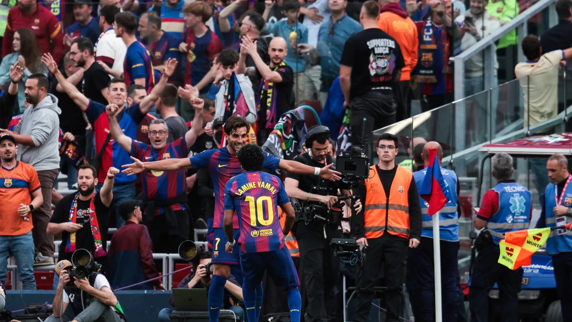 
                    Título à vista? Barcelona goleia Espanyol e distancia-se na liderança
                