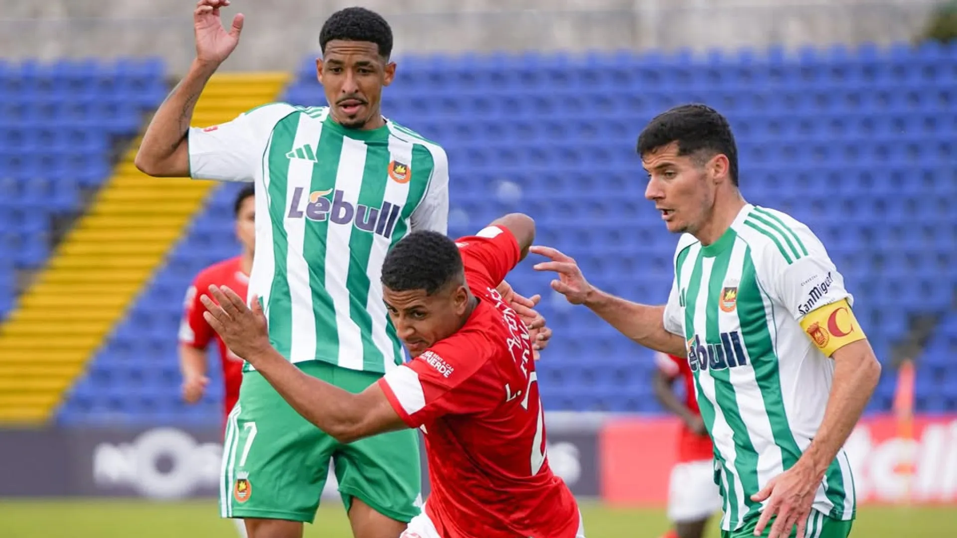 
                    Rio Ave bate Santa Clara em 'jogo de aflitos' e aponta à manutenção
                