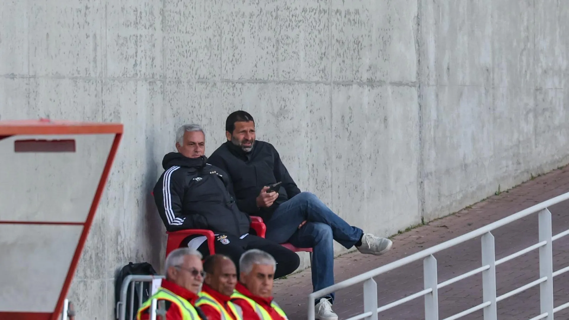 
                    Benfica B evita assalto da União de Leiria ao pódio sob olhar de Mourinho
                