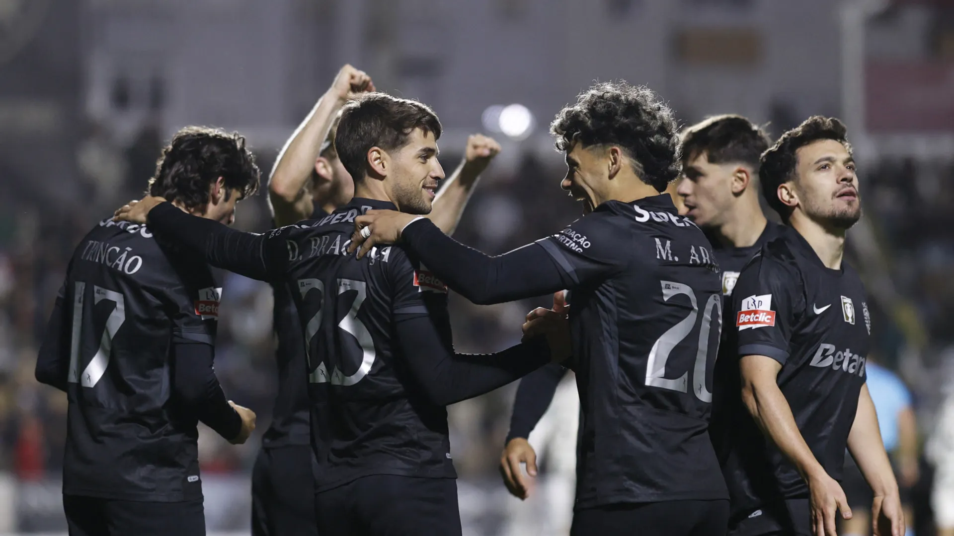 
                    Sporting sofre, mas vence e coloca pressão máxima sobre o FC Porto
                