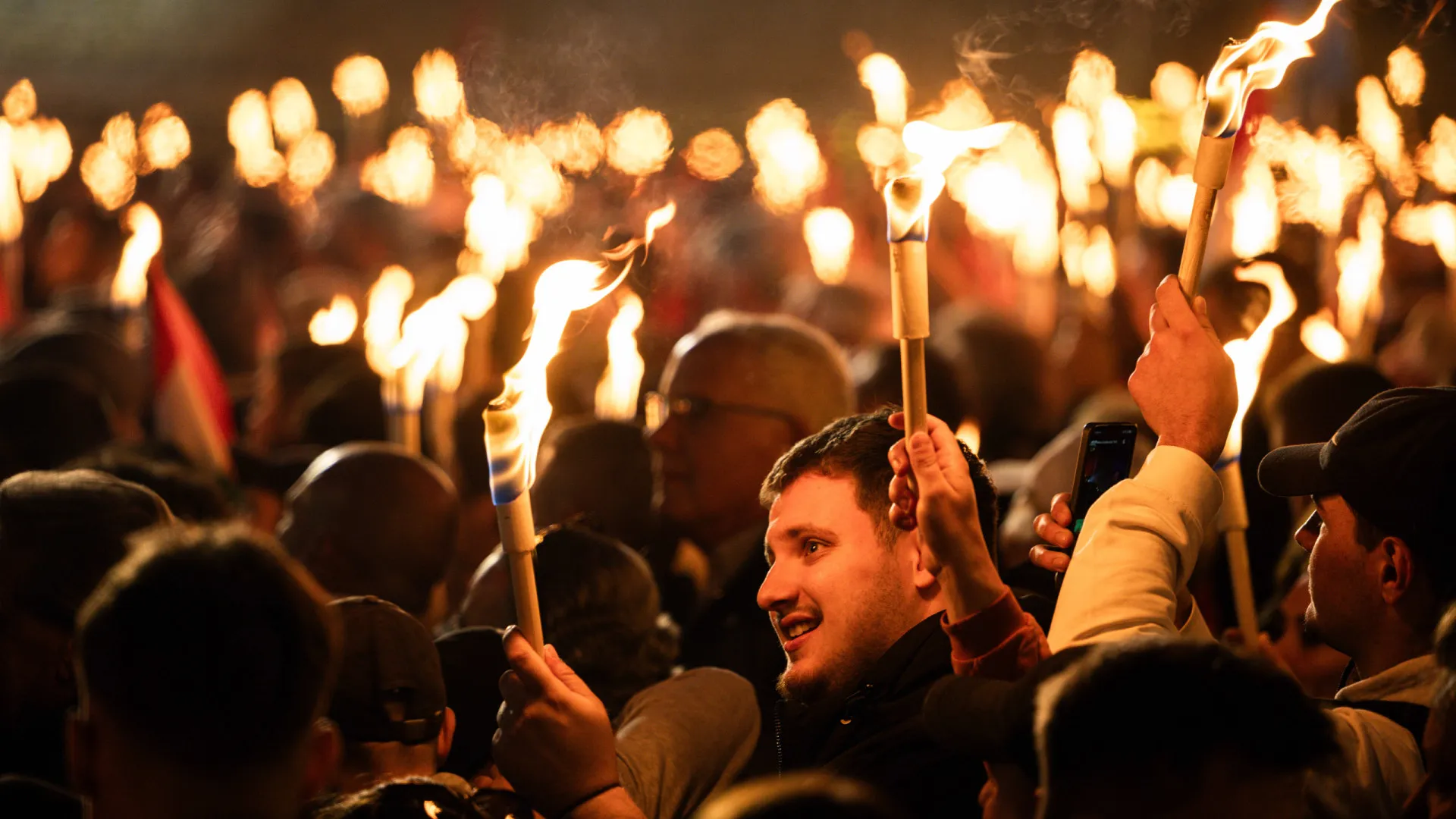 
                    Orbán, apoiantes e imagens: 