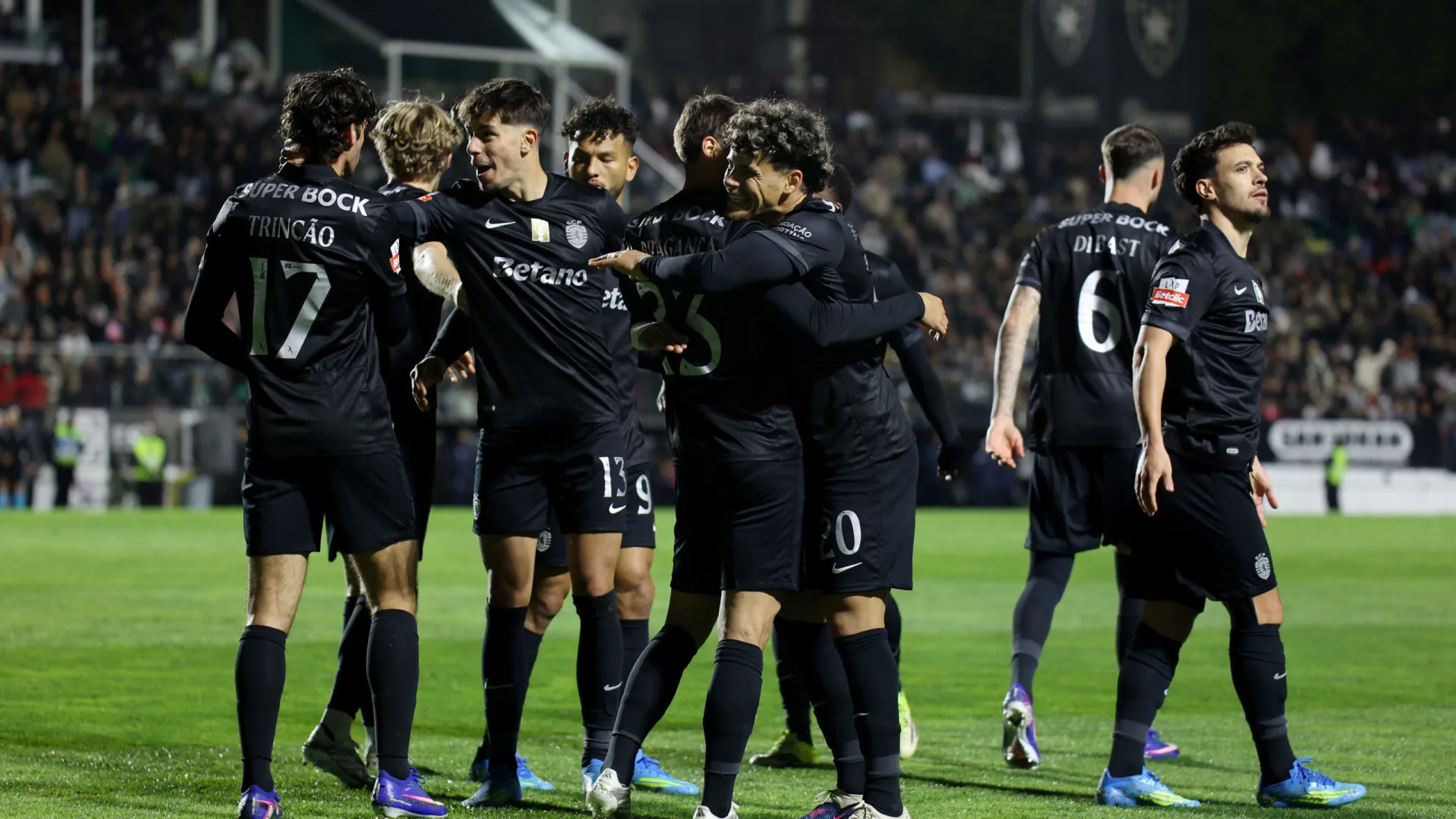 
                    EM DIRETO: Sporting passa na Amadora e torce por 'deslize' do FC Porto
                