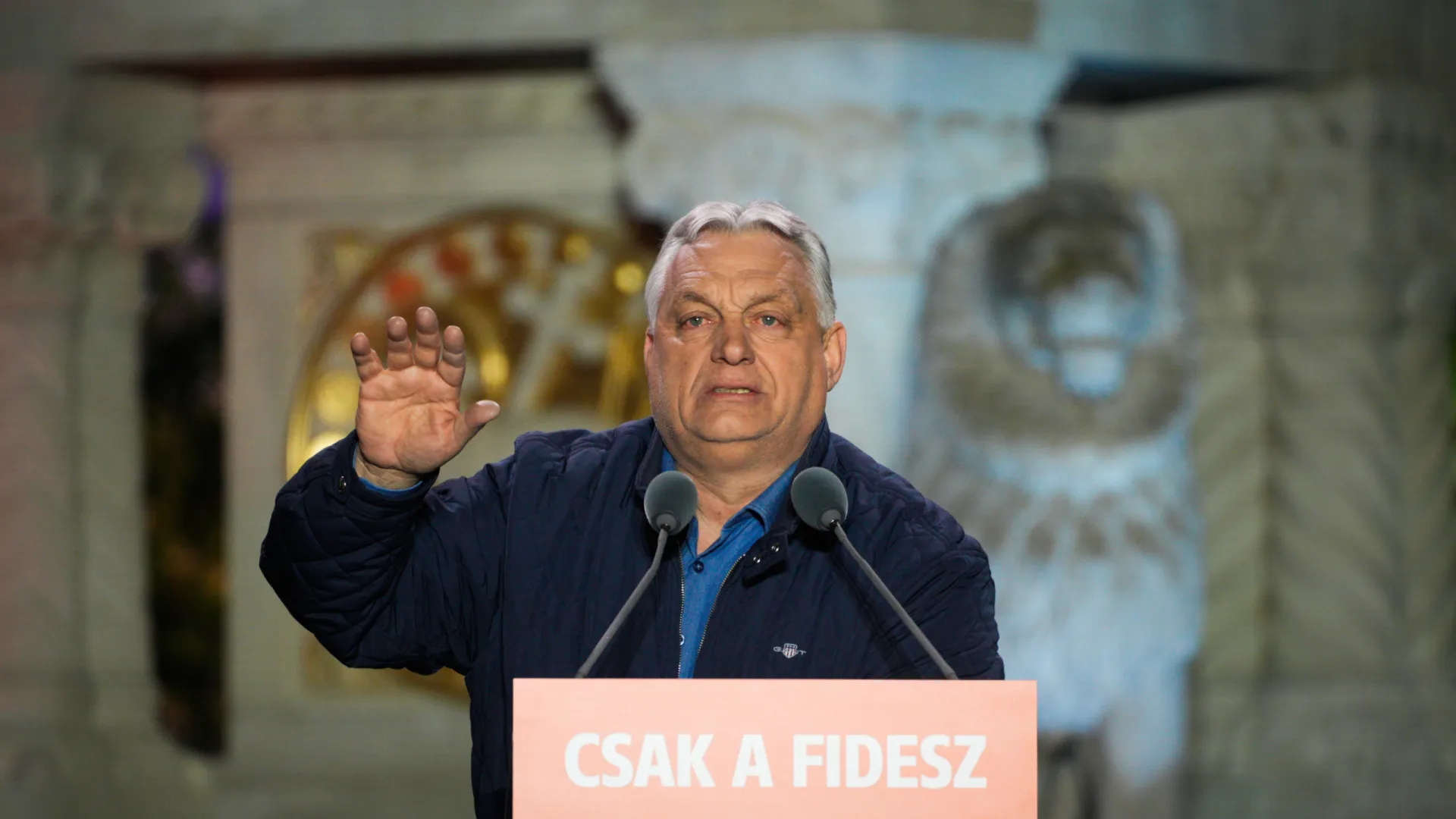 
                    Primeiros-ministros populistas checo e eslovaco apoiam Viktor Orbán
                