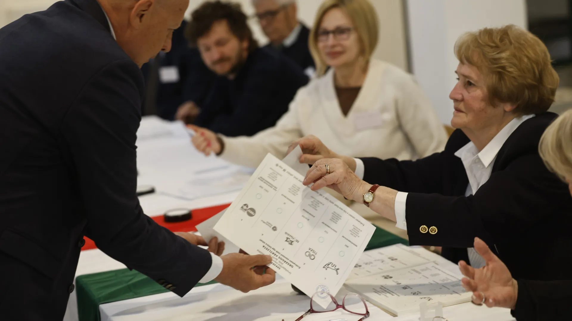 Húngaros já estão a votar para escolher entre Orbán e Magyar. As imagens