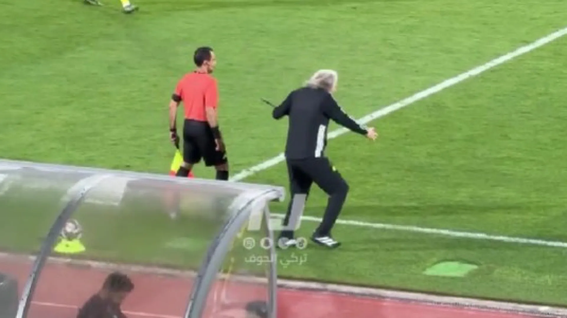 
                    O que estaria Jorge Jesus a fazer na linha lateral? Dança torna-se viral
                