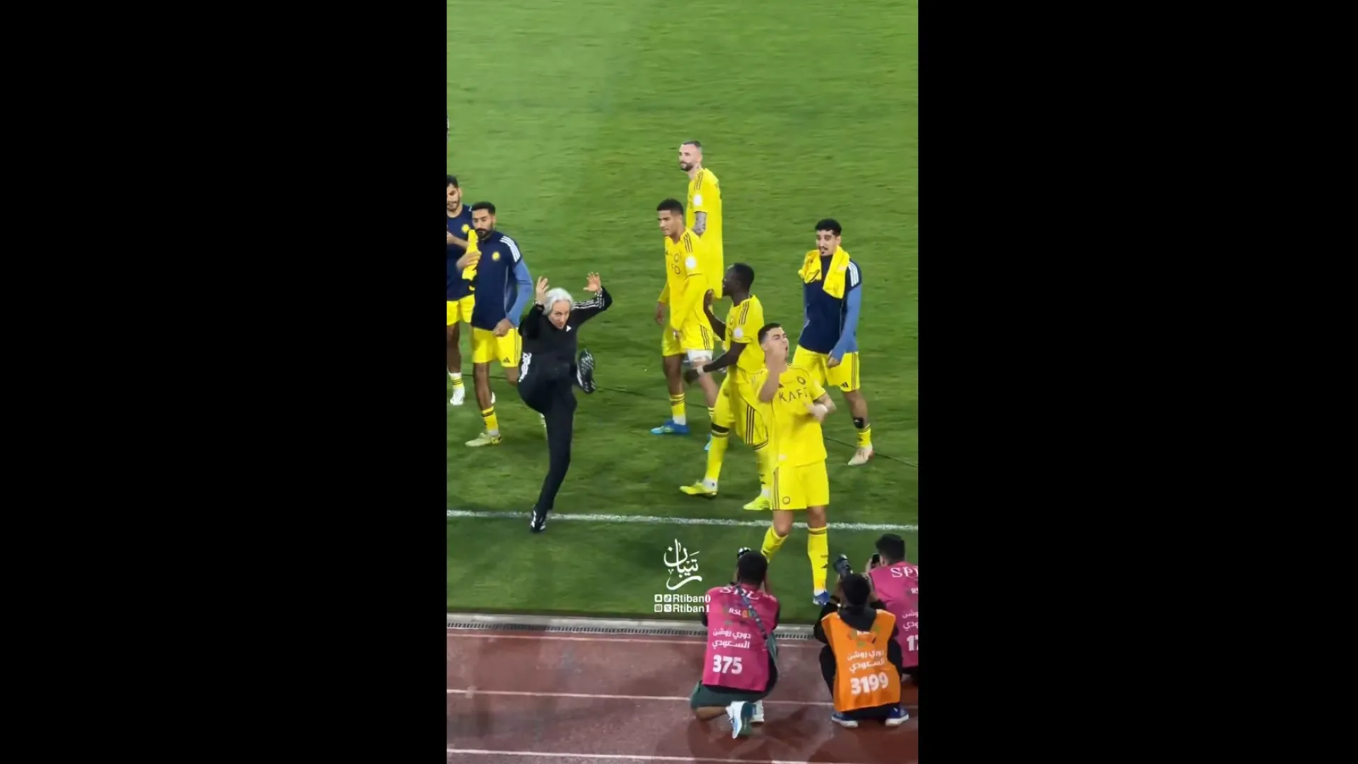 
                    Jorge Jesus tentou imitar celebração de Cristiano Ronaldo e deu nisto
                