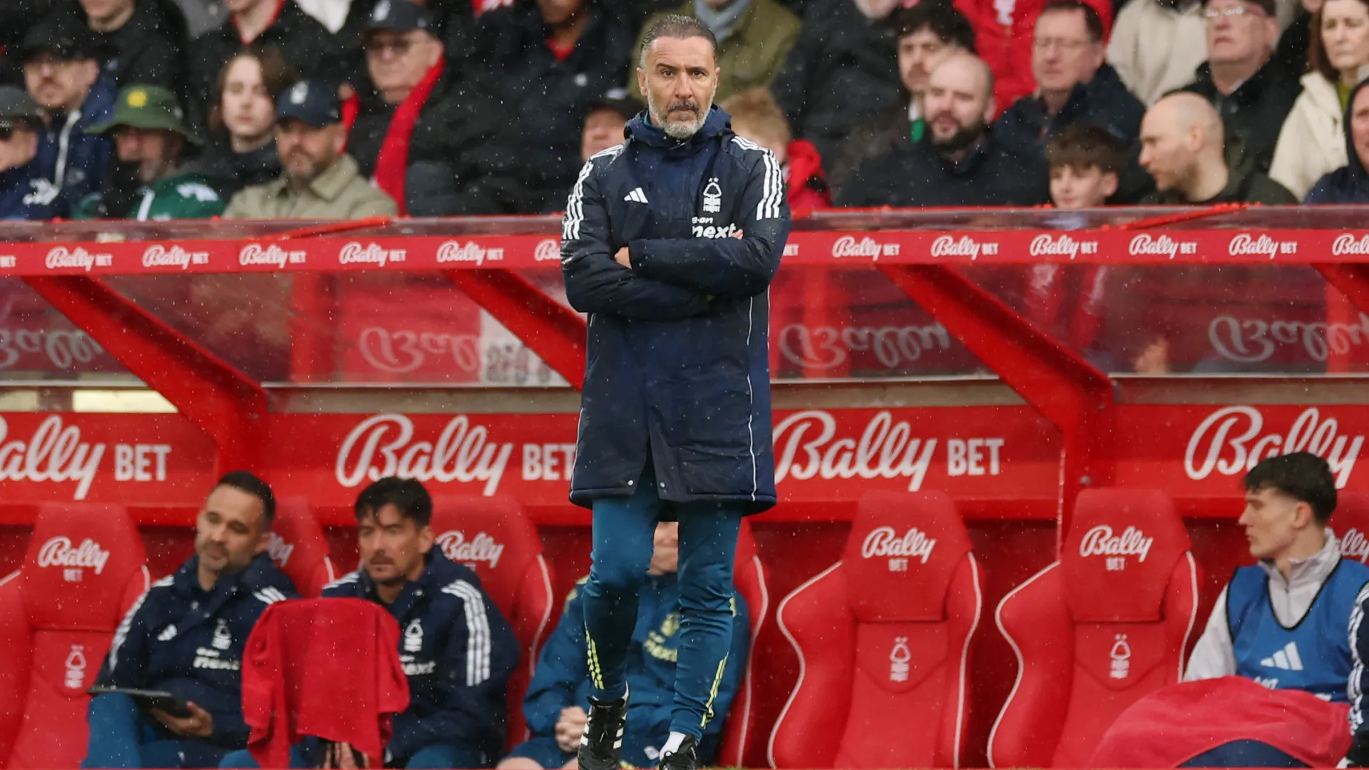 Forest, de Vítor Pereira, desliza antes do FC Porto. Spurs complicam vida