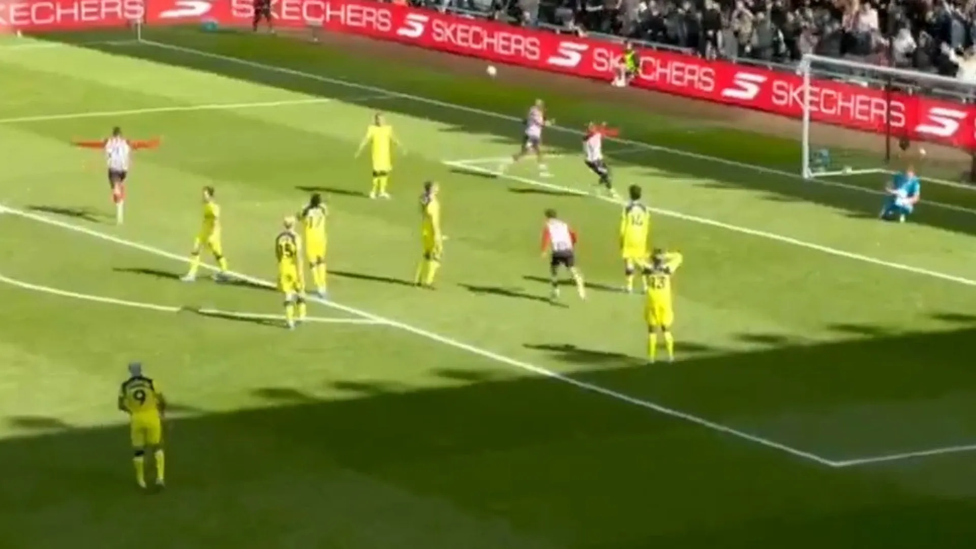 Van de Ven fez o que não devia e Tottenham ficou mais perto da descida