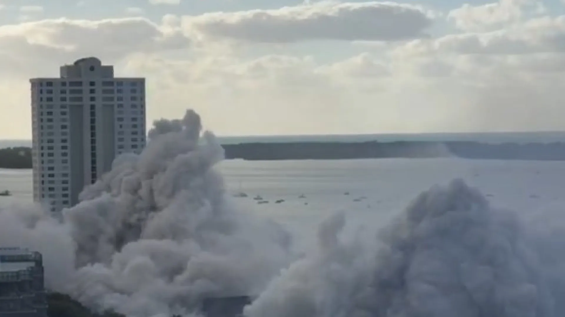 Em menos de 20 segundos, hotel de 23 andares em Miami desapareceu. Veja