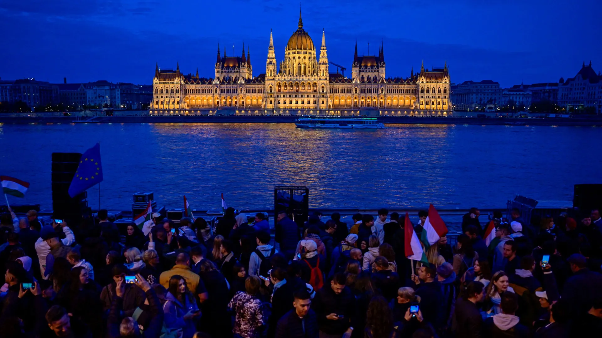 
                    Milhares concentram-se junto ao Danúbio à espera da vitória da oposição
                