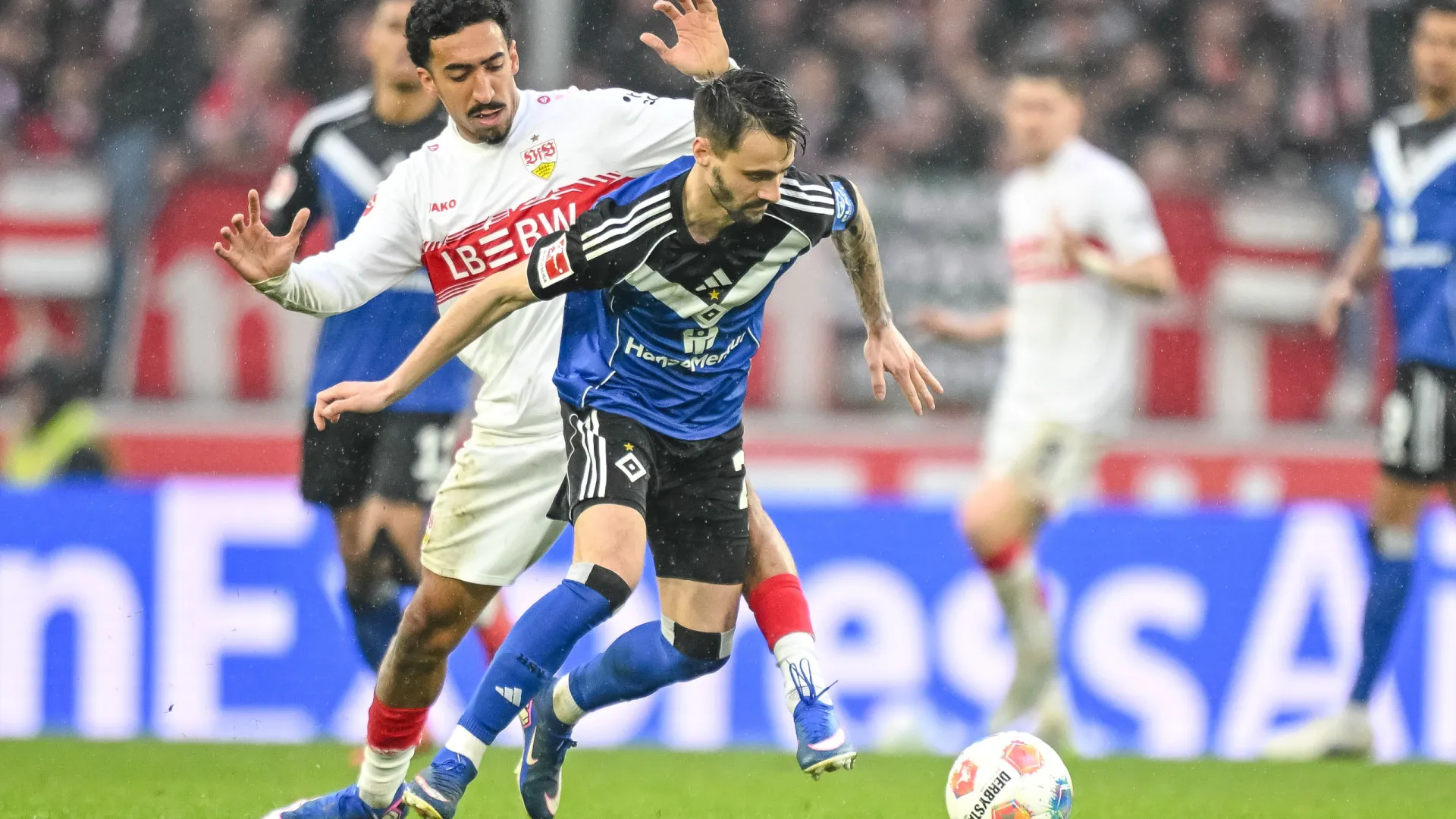 
                    Estugarda goleia Hamburgo e recupera terceira posição da Bundesliga
                