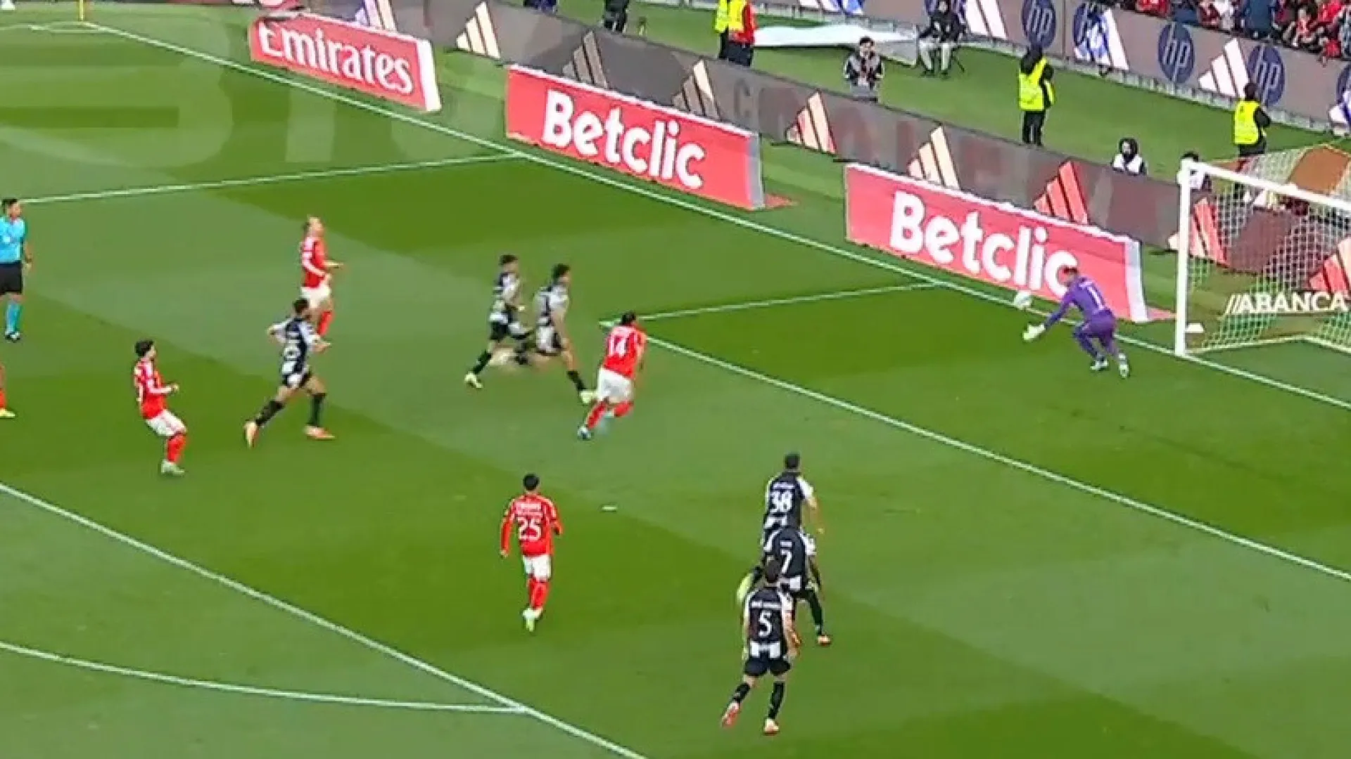 
                    Pavlidis fez o que não costuma fazer e falhou uma grande penalidade
                