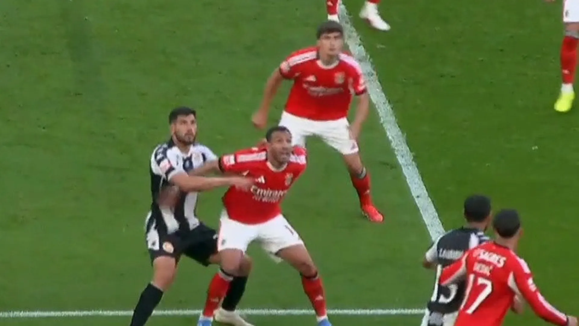 
                    Polémica na Luz. O golo anulado que gerou protestos do Nacional
                