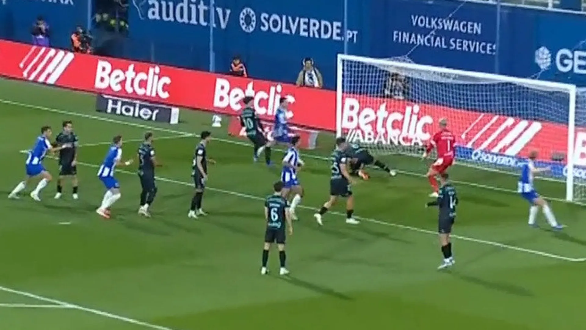 Não é à primeira, é à segunda. FC Porto com 'ajuda' para ampliar vantagem